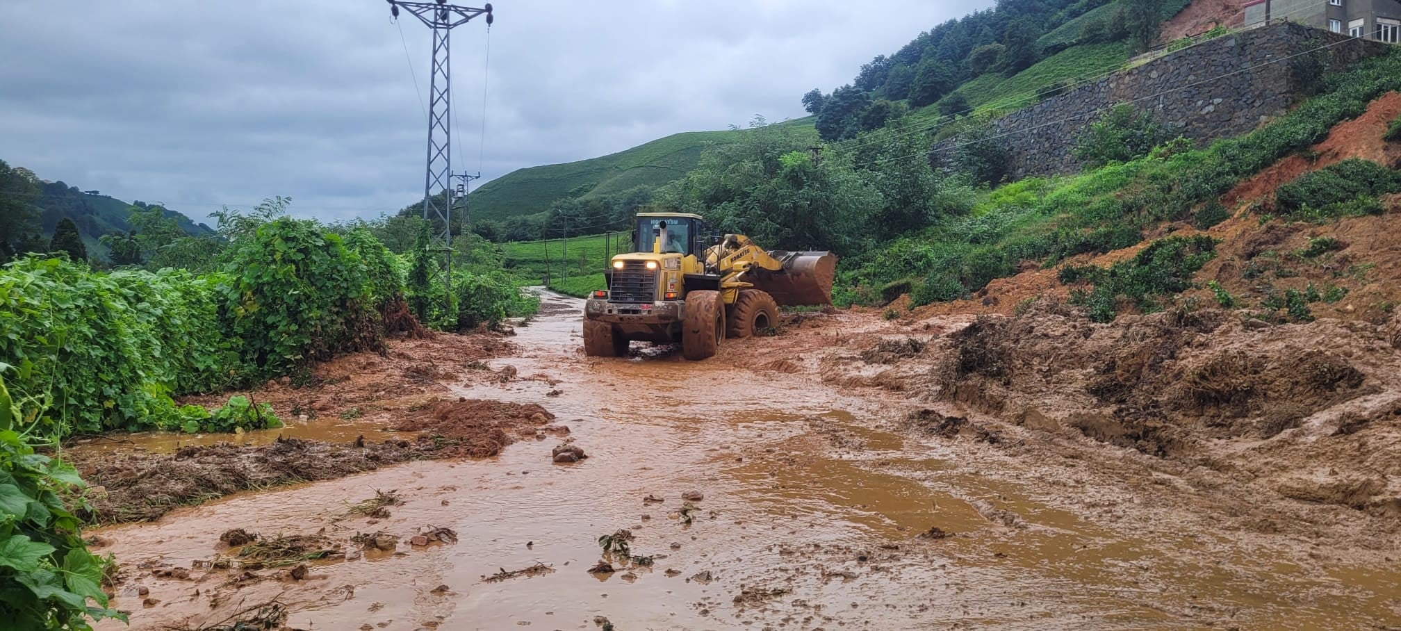 Trabzon’da Sağanak Sonrası Ekipler Sahada, Ulaşıma Kapalı Yol Kalmadı