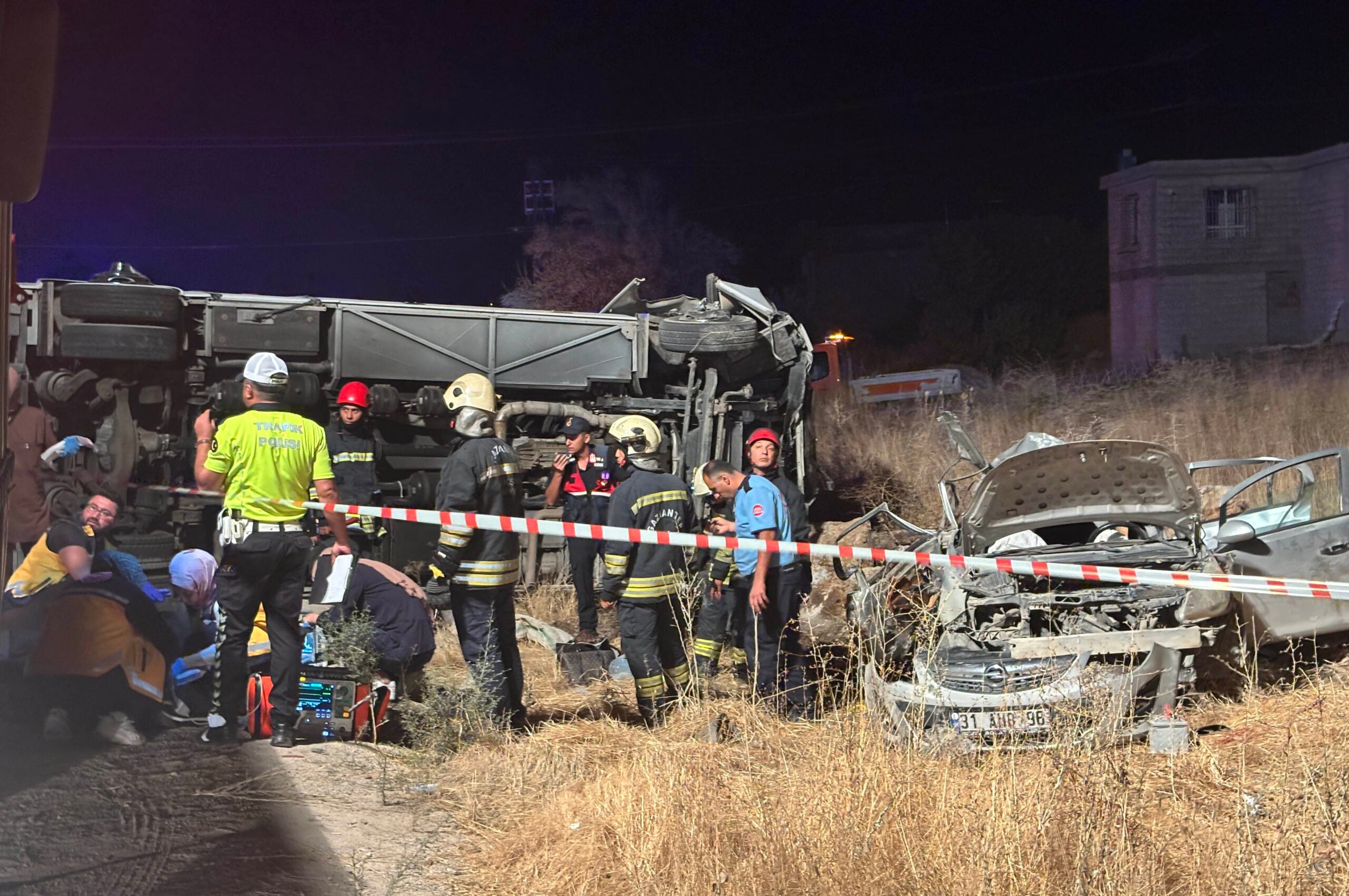 Nurdağı’nda yolcu minibüsü ile otomobilin çarpışması sonucu 5 kişi hayatını kaybetti