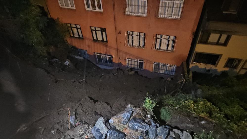 Eyüpsultan’da yağmur sonrası toprak kaydı 25 kişi tedbiren tahliye edildi
