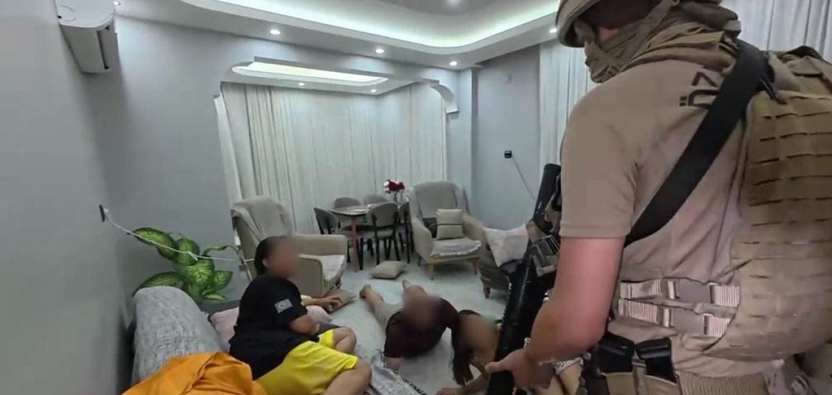 Adana merkezli 11 ilde ’Şimşekler’ operasyonu: 64 gözaltı, el bombası ve çok sayıda silah ele geçirildi