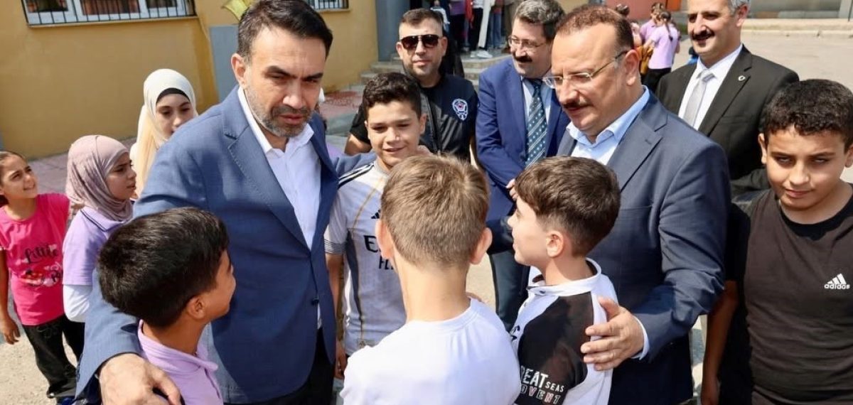 AK Parti Mersin İl Başkanı okulları ziyaret ederek yeni eğitim yılını kutladı