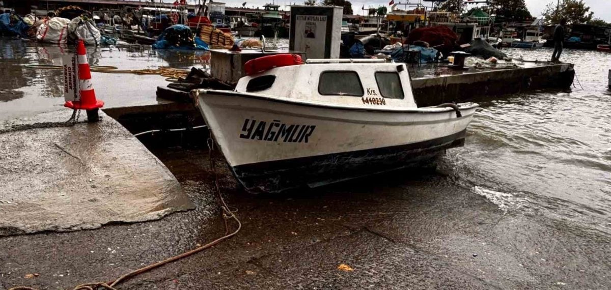 Akçakoca balıkçı barınağında fırtına dört tekneyi battırdı