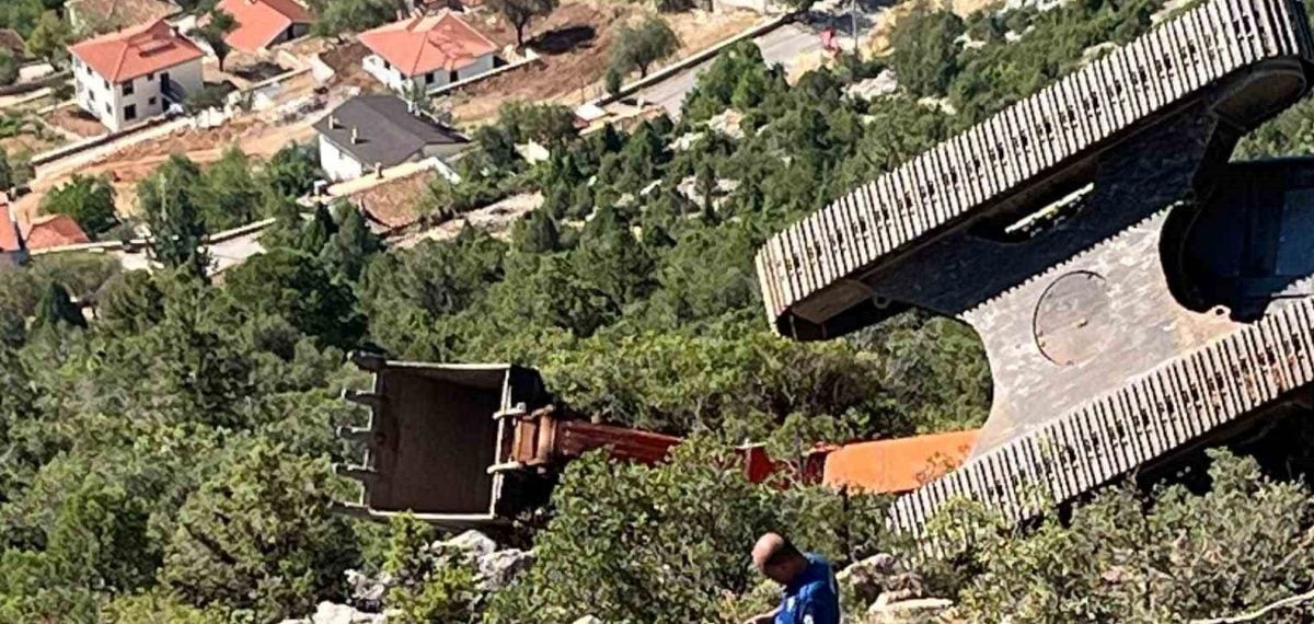 Akseki’de iş makinesi uçuruma yuvarlandı, operatör yaralandı