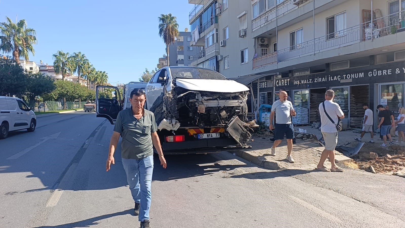Alanya’da kontrolden çıkan otomobil önce yayanın ardından durağa çarptı, 3 yaralı