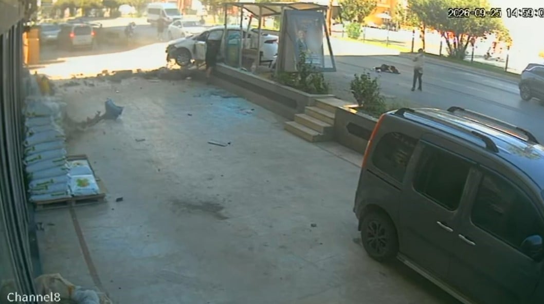 Alanya’da otomobilin otobüs durağına dalmasıyla 3 kişi yaralandı