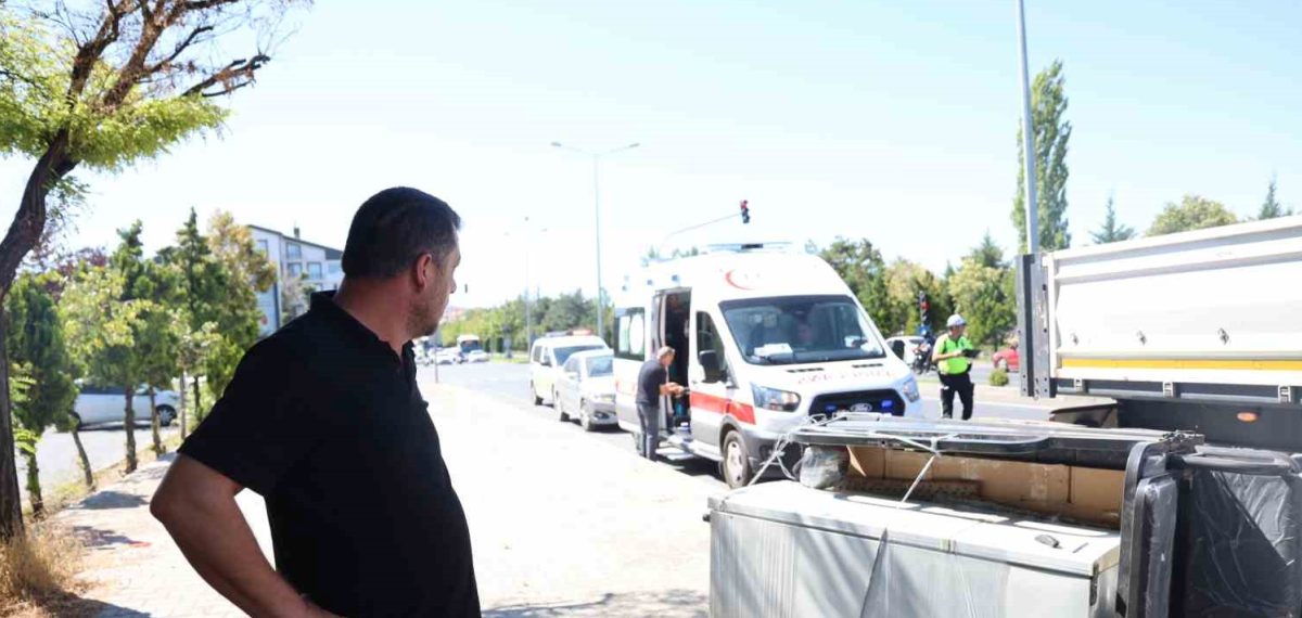 Ambulansa yol verirken sağa yanaşan tır üç tekerlekli motosiklete çarptı, sürücü yaralandı