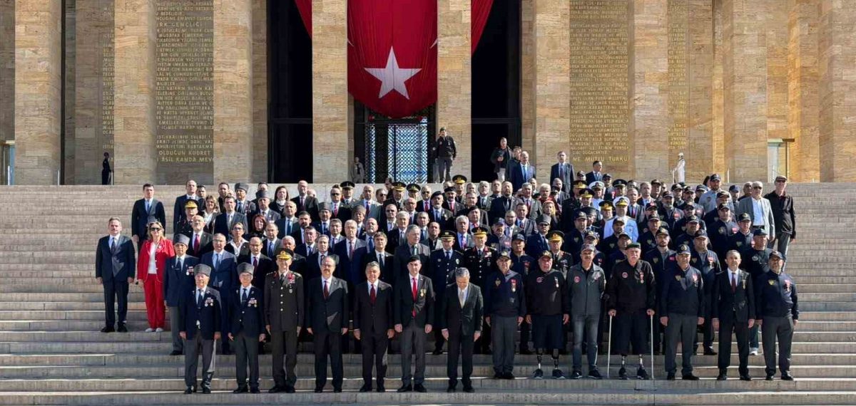 Ankara Valisi Canbolat ve gazilerden Anıtkabir ziyareti