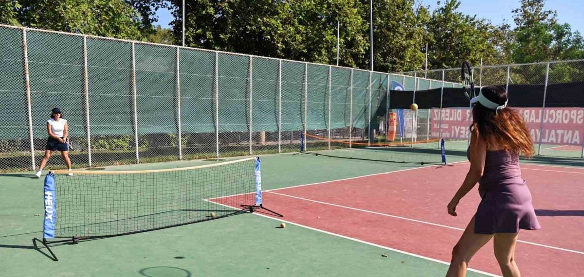 Antalya Büyükşehir’in ücretsiz tenis kursları farklı saat seçenekleriyle devam ediyor