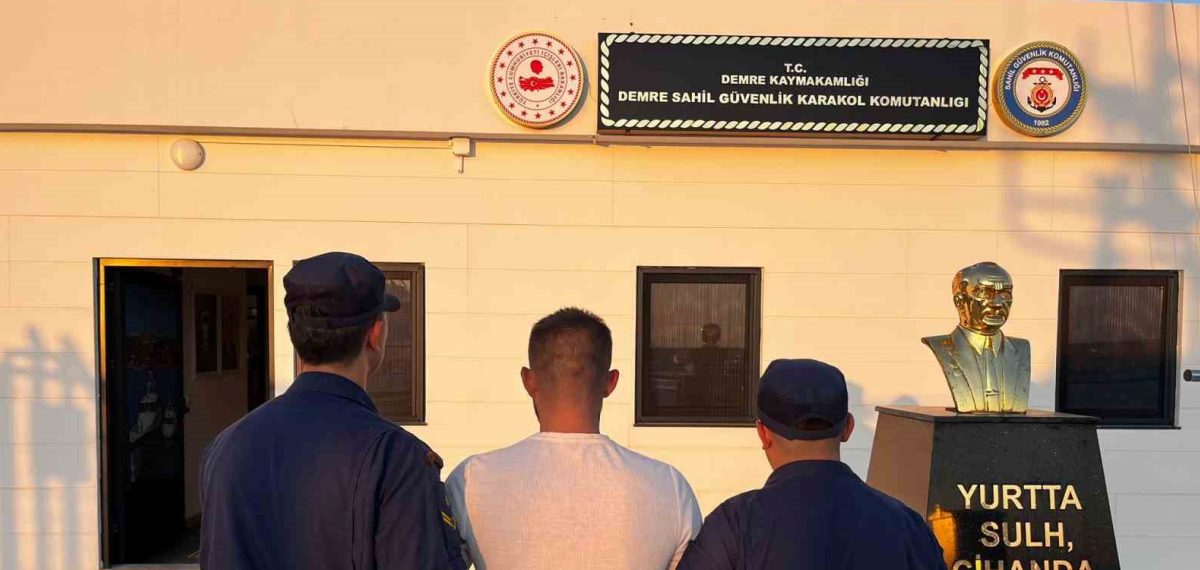 Antalya Demre’de yakalanan KKTC vatandaşı sınır dışı işlemi için teslim edildi