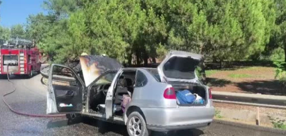 Antalya’da seyir halindeki otomobil motor yangınıyla kullanılamaz hale geldi