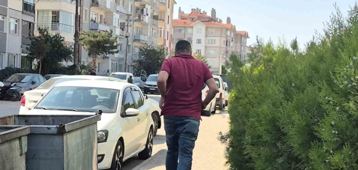 Apartman bahçesindeki kuru ot yangını kısa sürede söndürüldü, motosiklet son anda kurtarıldı