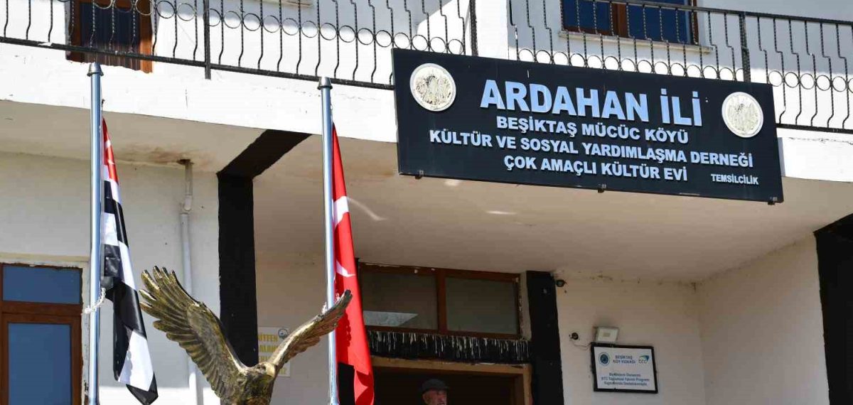 Ardahan’da Beşiktaş Köyü’ne kartal heykeli yapıldı ve törenle açıldı