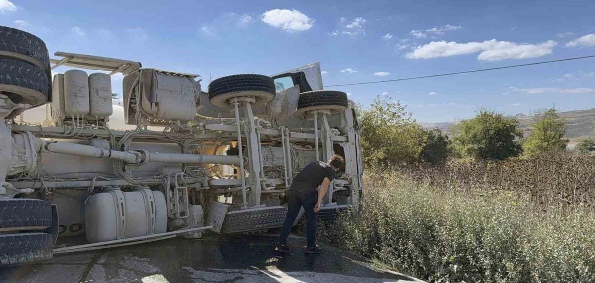 Arnavutköy’de devrilen beton mikseri 4 aracı karıştırdı, 2 sürücü yaralandı