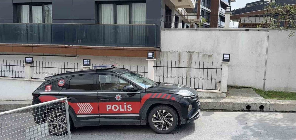Arnavutköy’de otobüs durağı camını kaldırım taşıyla kıran kadın yakalandı
