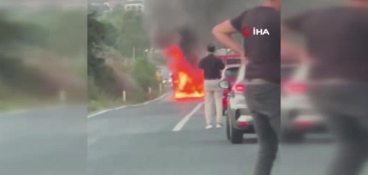 Arnavutköy’de seyir halindeki taksinin motoru tutuştu, yol trafiğe kapandı