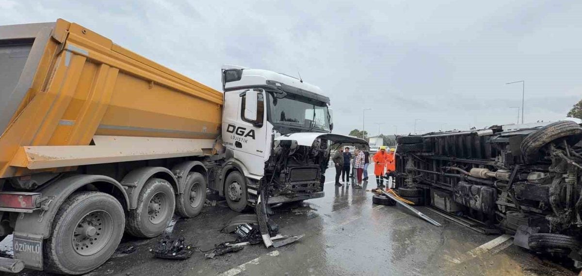 Arnavutköy’de yağışta iki kamyon çarpıştı, 2 sürücü yaralandı