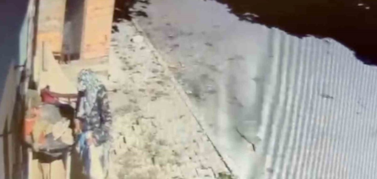 Arnavutköy’de yaşlı kadının bahçeden çiçek alması güvenlik kamerasına yansıdı