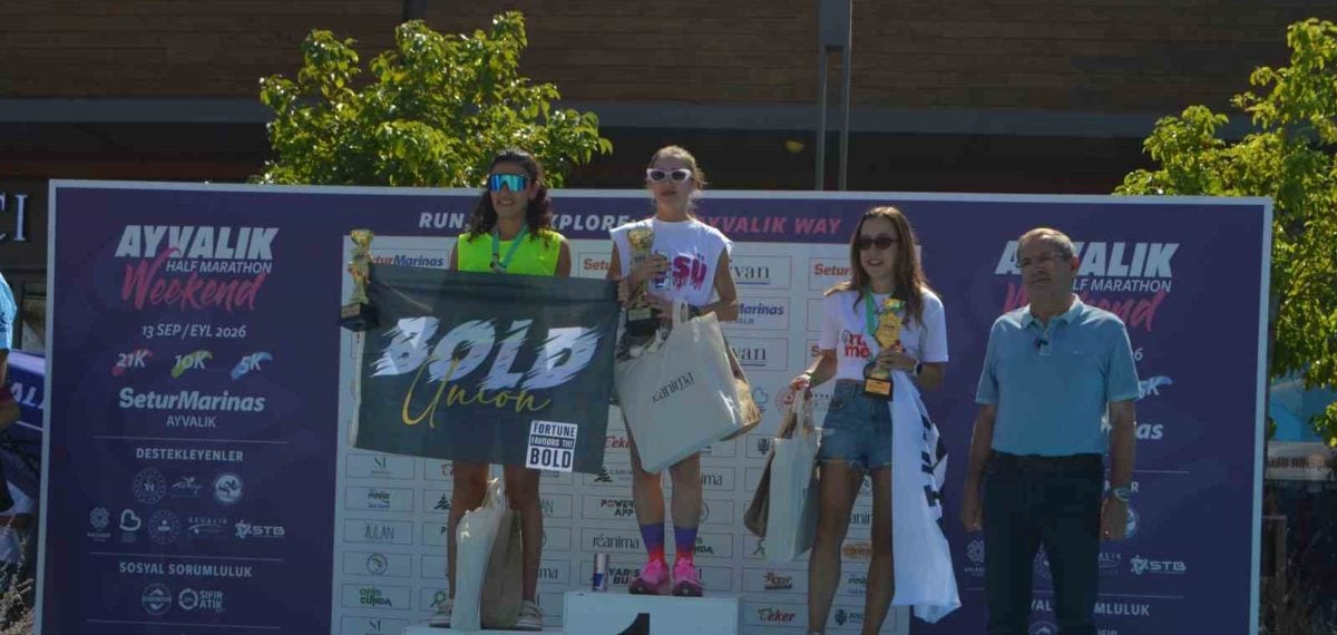 Ayvalık Kurtuluş Yarı Maratonu’nda ödül töreni düzenlendi, 21 km parkurunda dereceler sahiplerini buldu