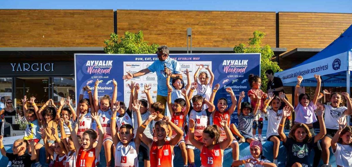Ayvalık’ta 6-9 yaş çocuklar için mini koşu düzenlendi, çevre bilinci vurgulandı
