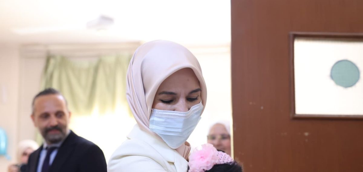 Bakan Özdemir Göktaş Suriyeli 7 çocuğu Şam’da ailelerine teslim etti