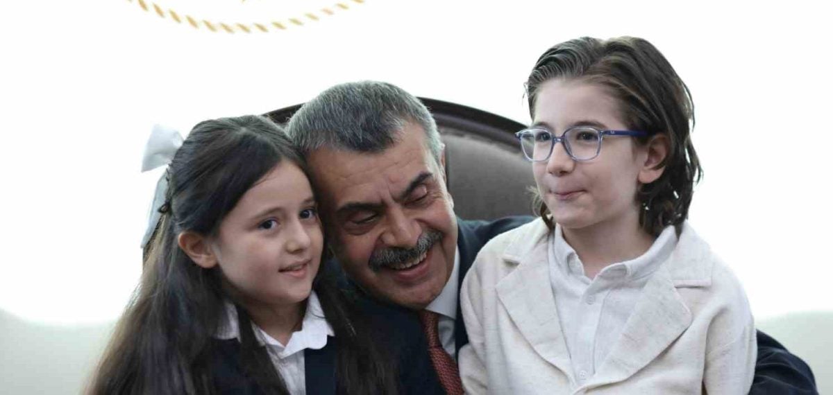 Bakan Tekin, Cumhurbaşkanı ile türkü söyleyen iki öğrenciyi kabul etti
