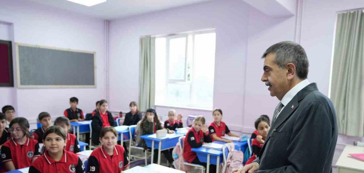 Bakan Tekin Yalova’da okul ziyaretinde öğretmen meslektaşına başsağlığı diledi