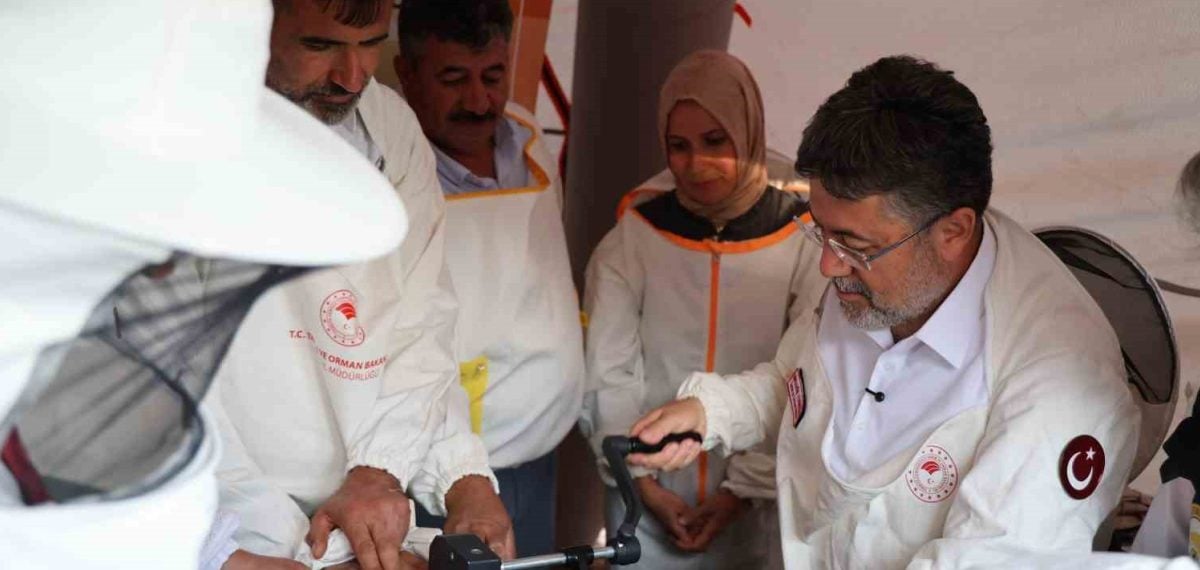 Bakan Yumaklı Sivas’ta kendi elleriyle bal sağdı, arıcılıkta Türkiye ikinci sırada