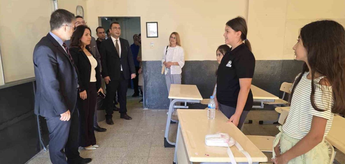 Bandırma Kaymakamı Recep Öztürk, 5. sınıf öğrencileriyle uyum çalışmasını değerlendirdi