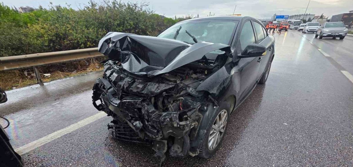 Bandırma’da ağır nakliyat aracına arkadan çarpan otomobilde 4 yaralı