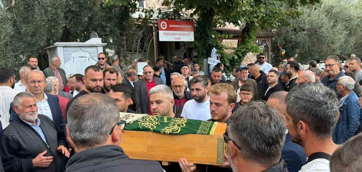 Bandırma’da otomobil refüjü aşarak kamyona çarptı: Anne, kızı ve bebeği yaşamını yitirdi