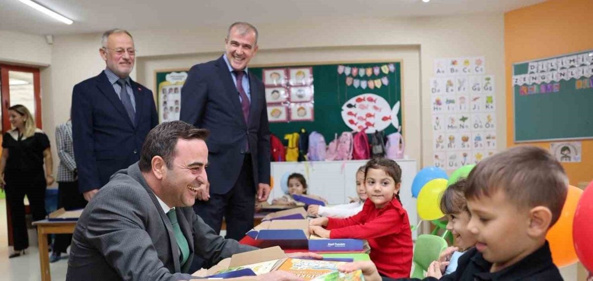 Başiskele belediyesi okul öncesi öğrencilere kırtasiye seti dağıttı