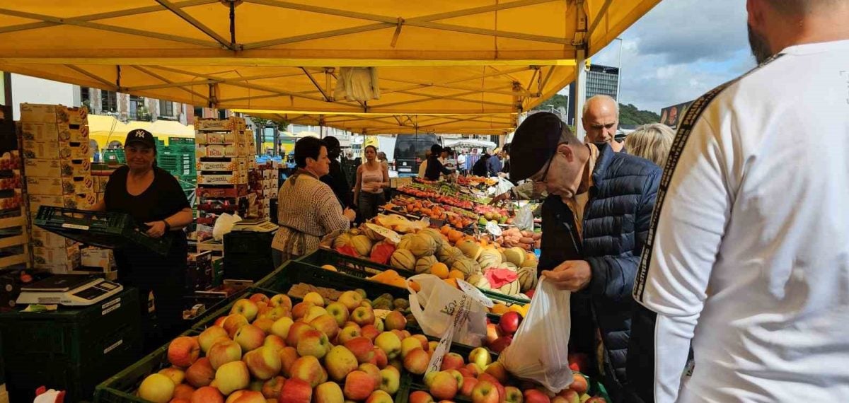 Belçika pazarlarında bazı satıcılar Türk müşterilere Türkçe hitap ediyor