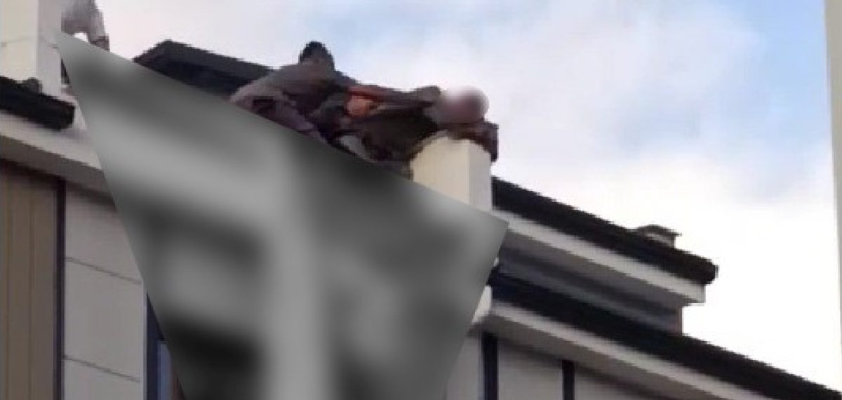 Belediye Başkanı çatıda intihar girişimindeki genci kolundan çekip kurtardı