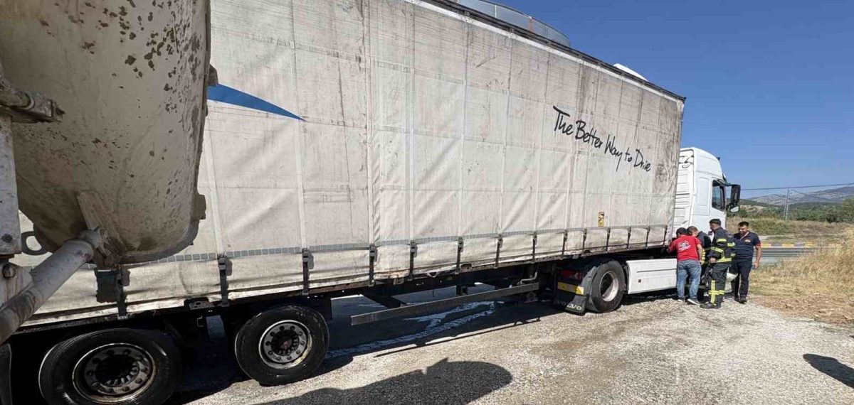 Beton mikserinin müdahalesiyle Tosya’da seyir halindeki tır yangını büyümeden söndürüldü