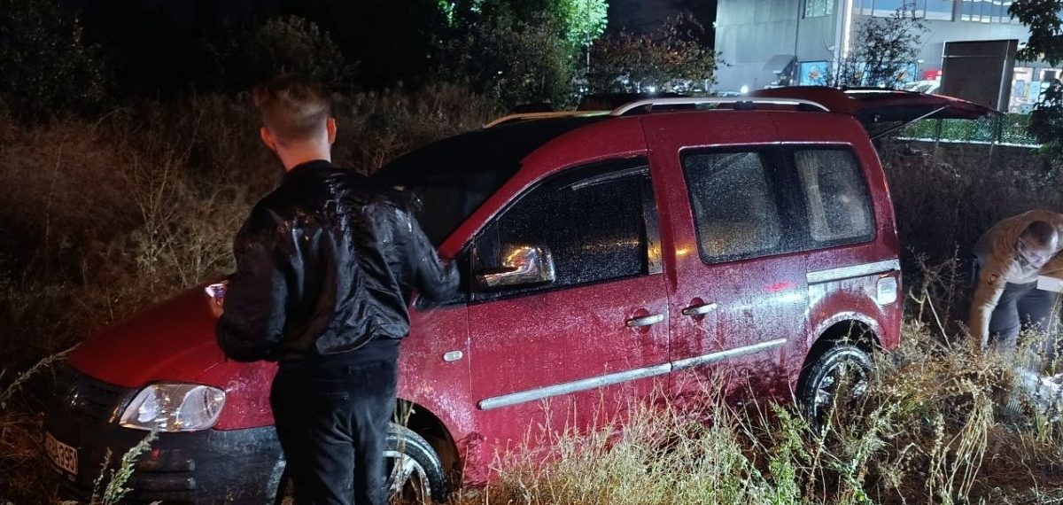 Beyşehir’de yağış nedeniyle kayganlaşan yolda hafif ticari araç devrildi, 2 yaralı