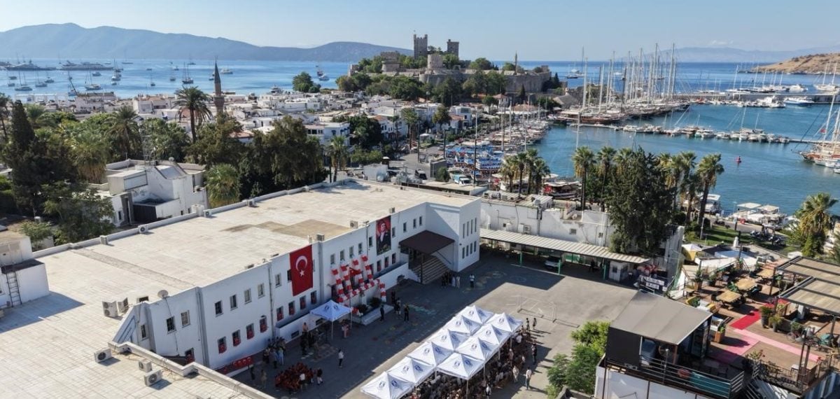 Bodrum’da 2026-2027 eğitim yılı törenle başladı, programda öğrenciler gösteri sundu