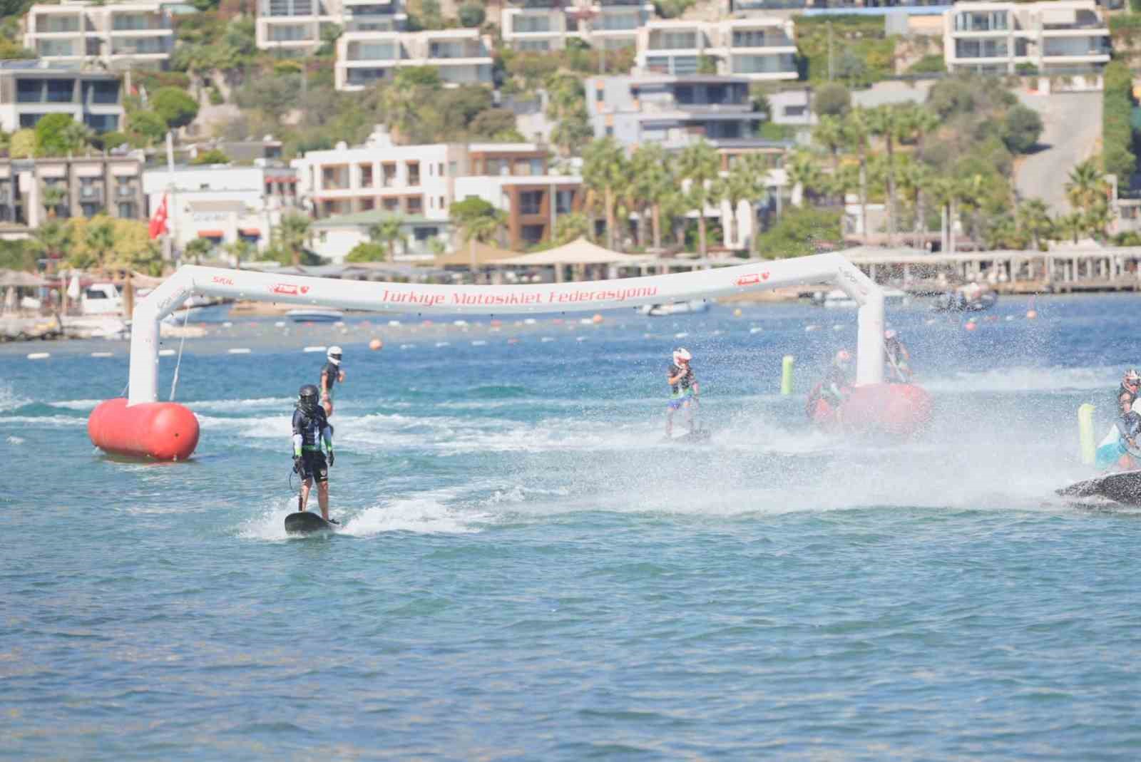 Bodrum’da 80’den fazla sporcu Gündoğan’da su jeti ve motosurf yarışında yarıştı