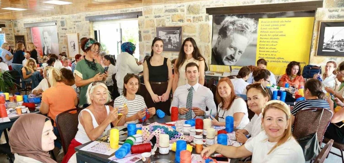 Bodrumlu kadınların 1.400 örgü motifiyle sokaklara renkli gölgelik