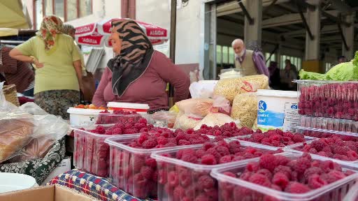 Bolu pazarlarında köylü üreticiler doğrudan vatandaşa doğal ürün satıyor