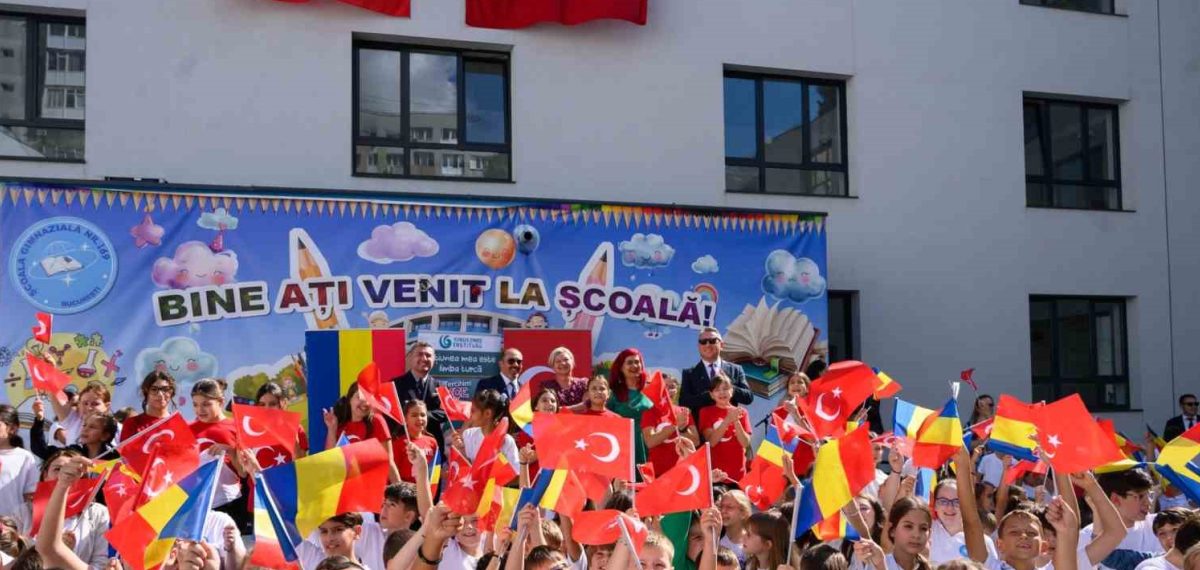 Bükreş’te 169 No’lu Okulda ‘Tercihim Türkçe’ açılışı yapıldı, ilk ders Büyükelçi Altan verdi