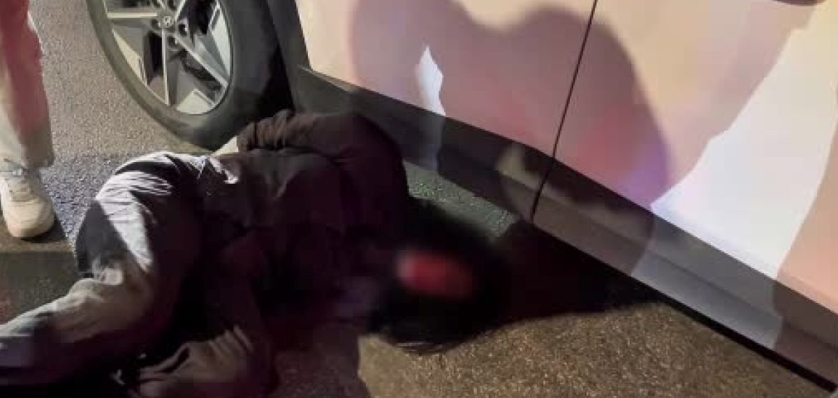 Bursa’da ters yola giren kadın sürücü polis ekiplerine direnip gazetecilere tükürdü