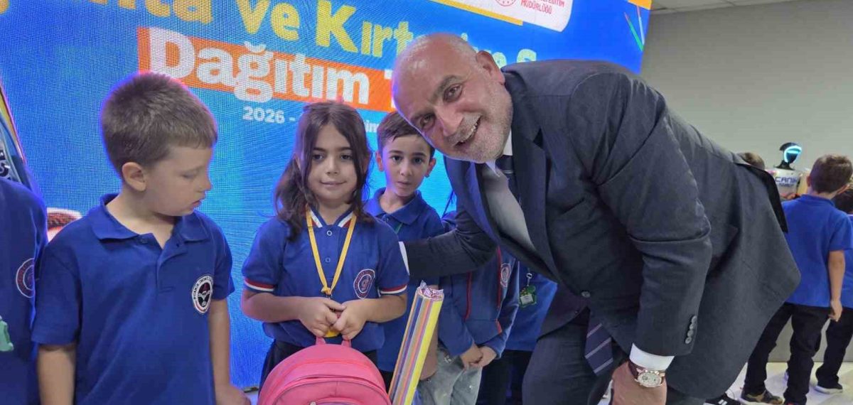 Canik Belediyesi birinci sınıf öğrencilerine çanta ve kırtasiye seti dağıttı