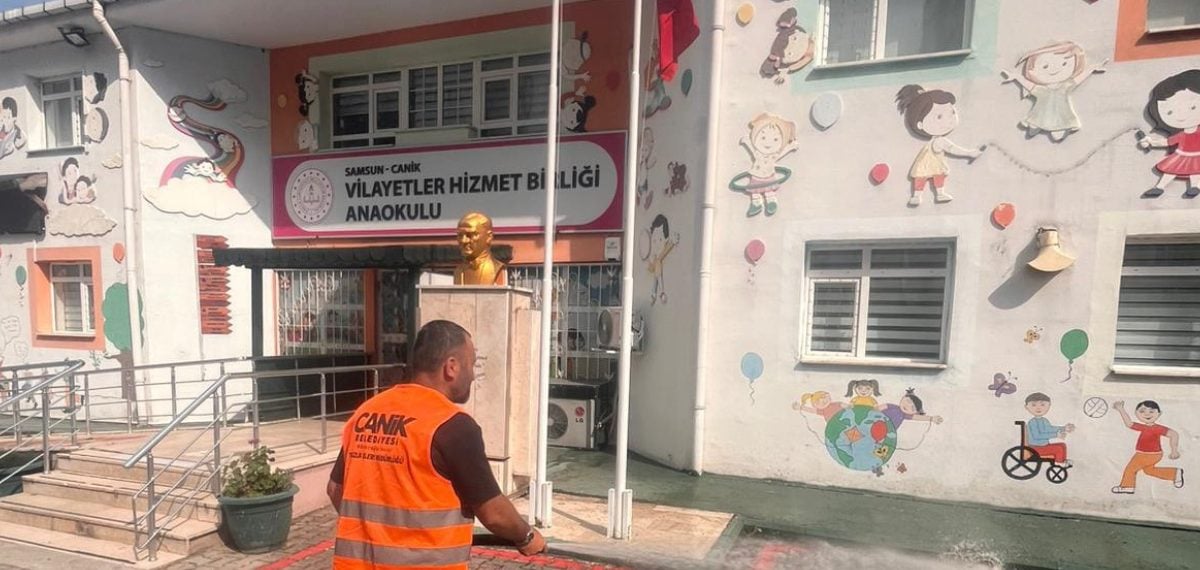 Canik Belediyesi okullarda kapsamlı temizlik çalışmasıyla yeni döneme hazırlanıyor