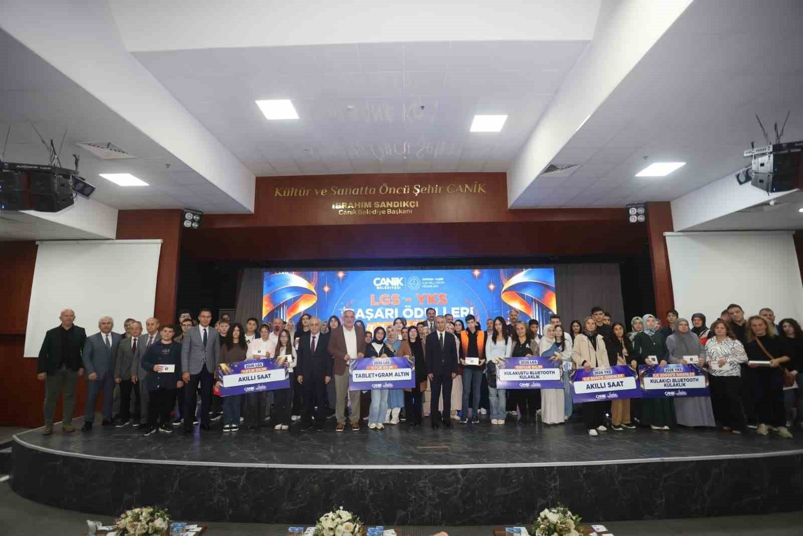Canik Belediyesi YKS ve LGS derecelerini ödüllendirdi, öğrencilere teknoloji ve ödül desteği