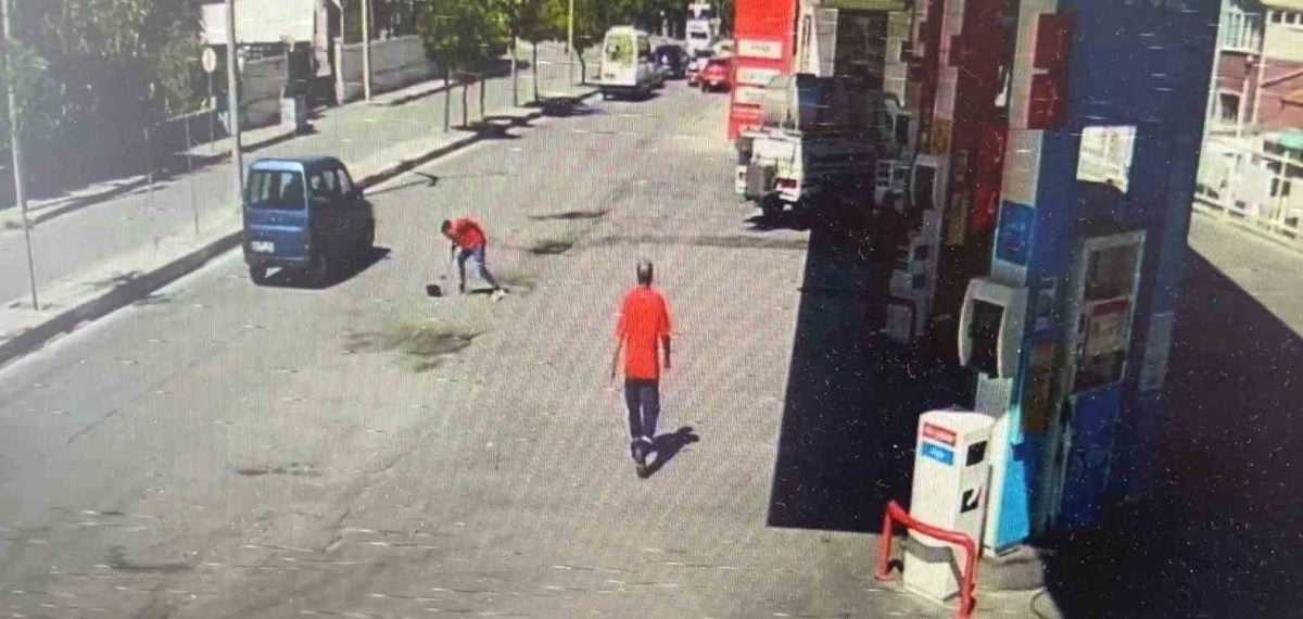 Çantasını yolda düşüren yaşlı kadına istasyon çalışanı ve polis yardım etti