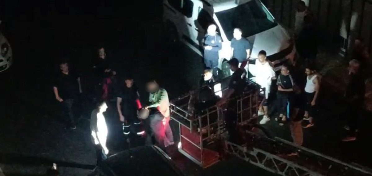 Çatıya saklanan şüpheli polis ve itfaiye operasyonuyla yakalandı, tutuklandı