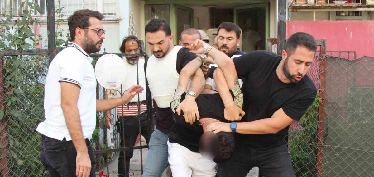 Cezaevi firarisi Adana’da polise ateş açıp el bombasının pimini çekti, etkisiz hale getirildi