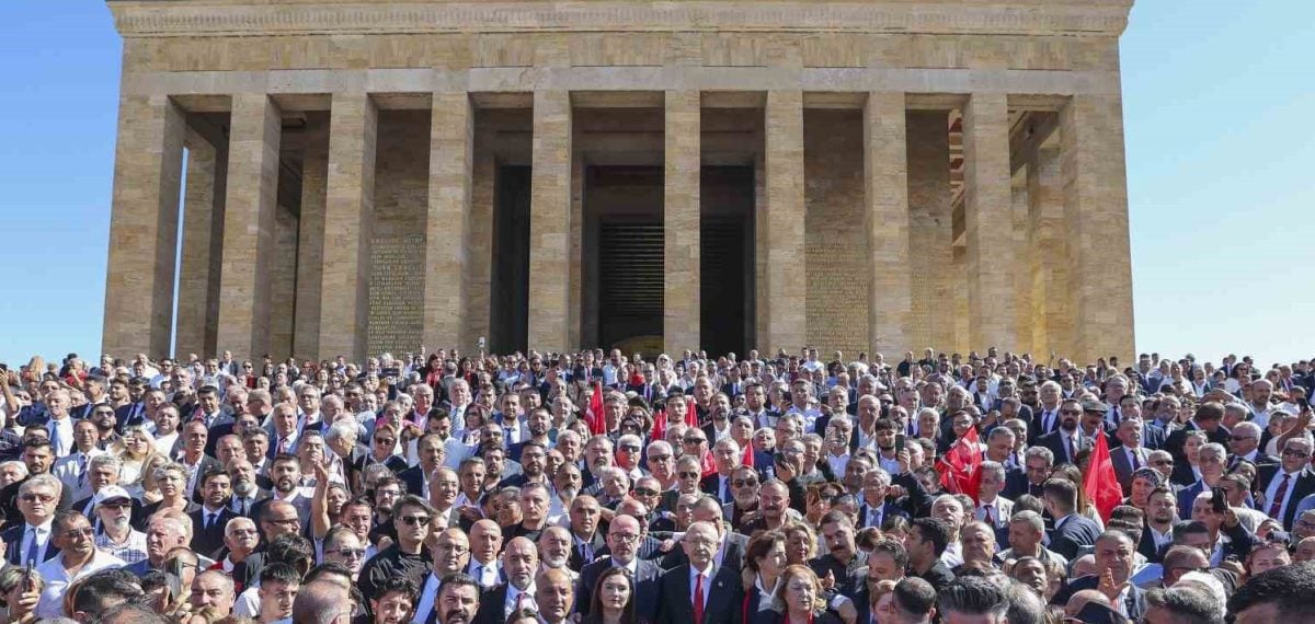 CHP 103. kuruluş yıl dönümünde Anıtkabir’i ziyaret etti