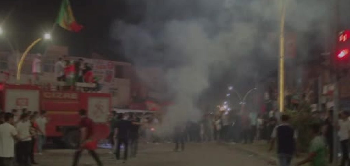 Cizre’de Amedspor kutlamasında atılan havai fişekler 3 iş yerinde ve bir araçta yangın çıkardı