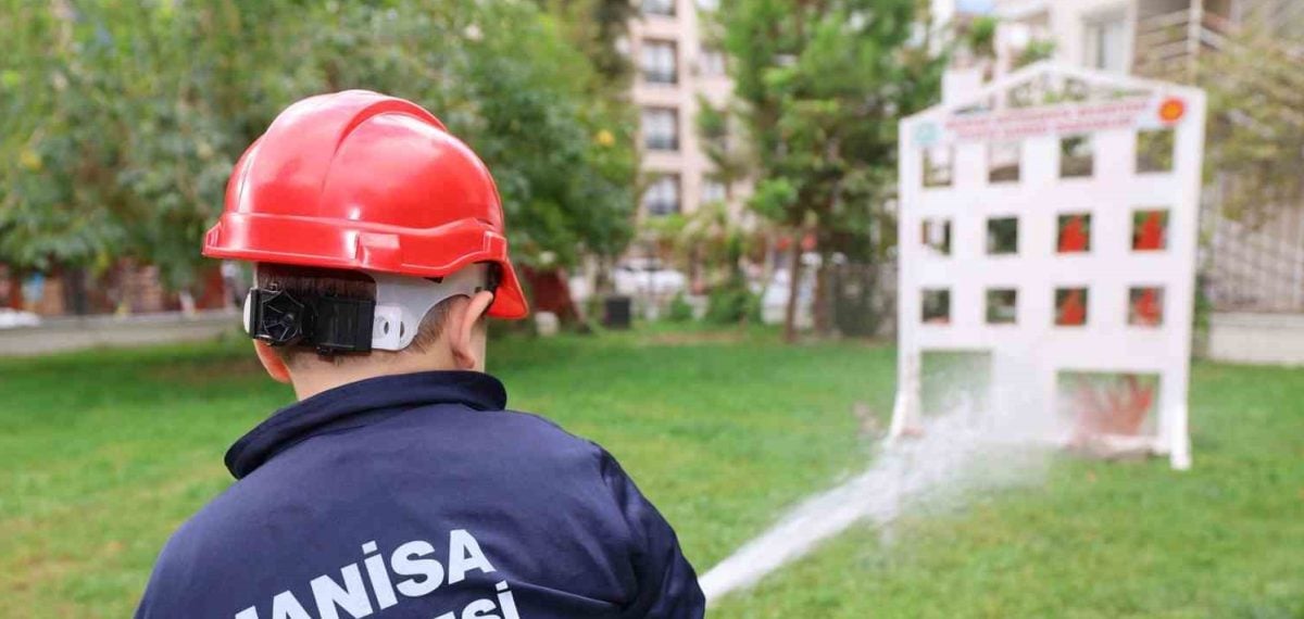 Çocukevi öğrencileri itfaiyeyi ziyaret ederek simülasyonlu yangın eğitimi aldı